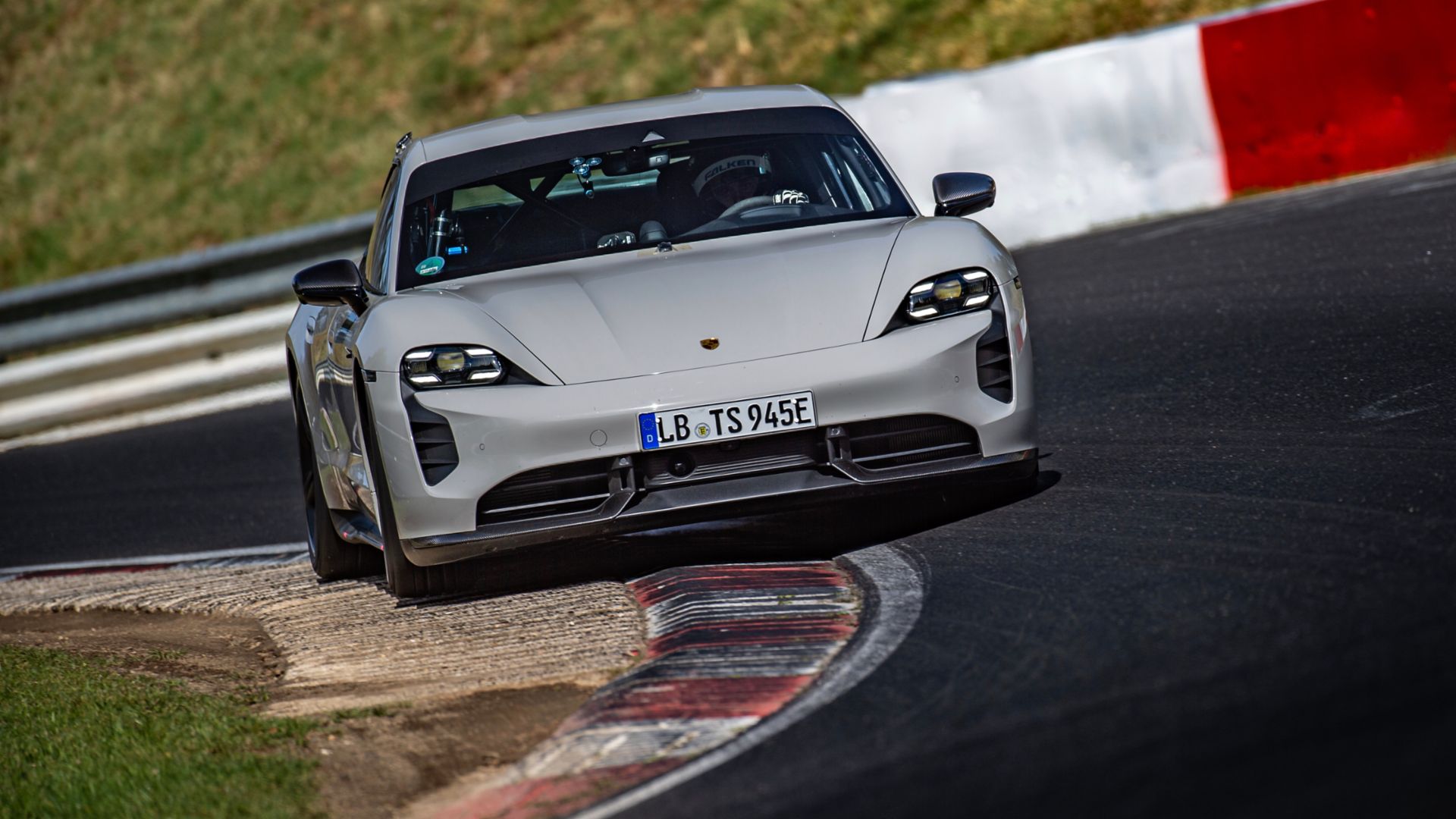 Porsche Taycan Turbo S modeli, Nürburgring’de yeni bir rekora imza attı!