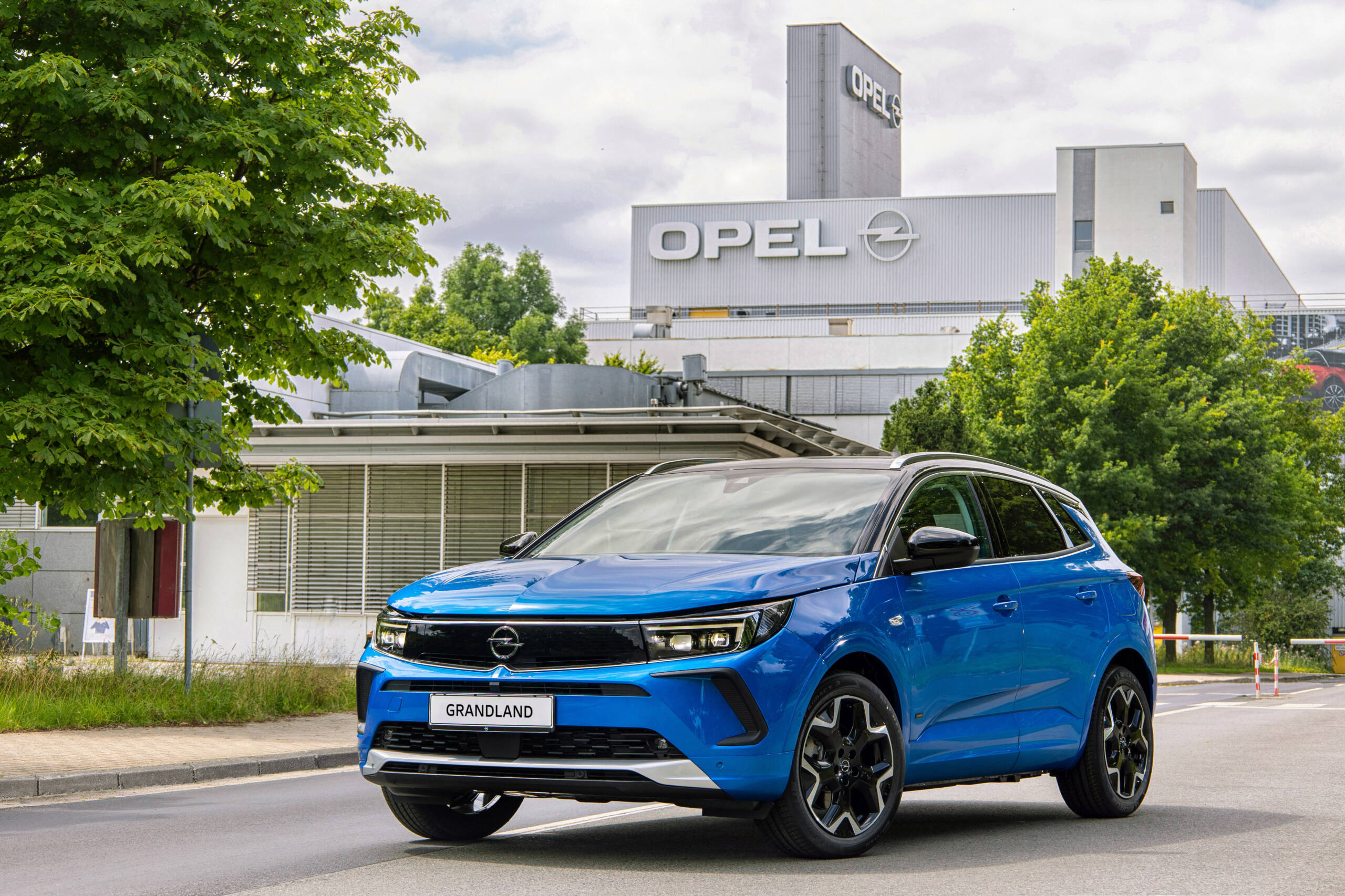 Thirty years ago, Opel opened a plant in Eisenach that stands for the most modern production conditions and the highest quality. Since then, many Opel bestsellers from the Astra to the Corsa to the ADAM have left the Thuringian factory. Today, the brand's top SUV model, the Opel Grandland, rolls off the assembly line; electrified as a plug-in hybrid with highly efficient combustion engines. 30 years of Opel in Eisenach means 30 years of pioneering spirit and automobile production in one of the most modern plants in Europe. On Saturday, September 17, Opel is inviting all families and friends of the brand to an open day, and the official ceremony that takes place beforehand will be attended by the Thuringian Prime Minister Bodo Ramelow and Opel CEO Florian Huettl.