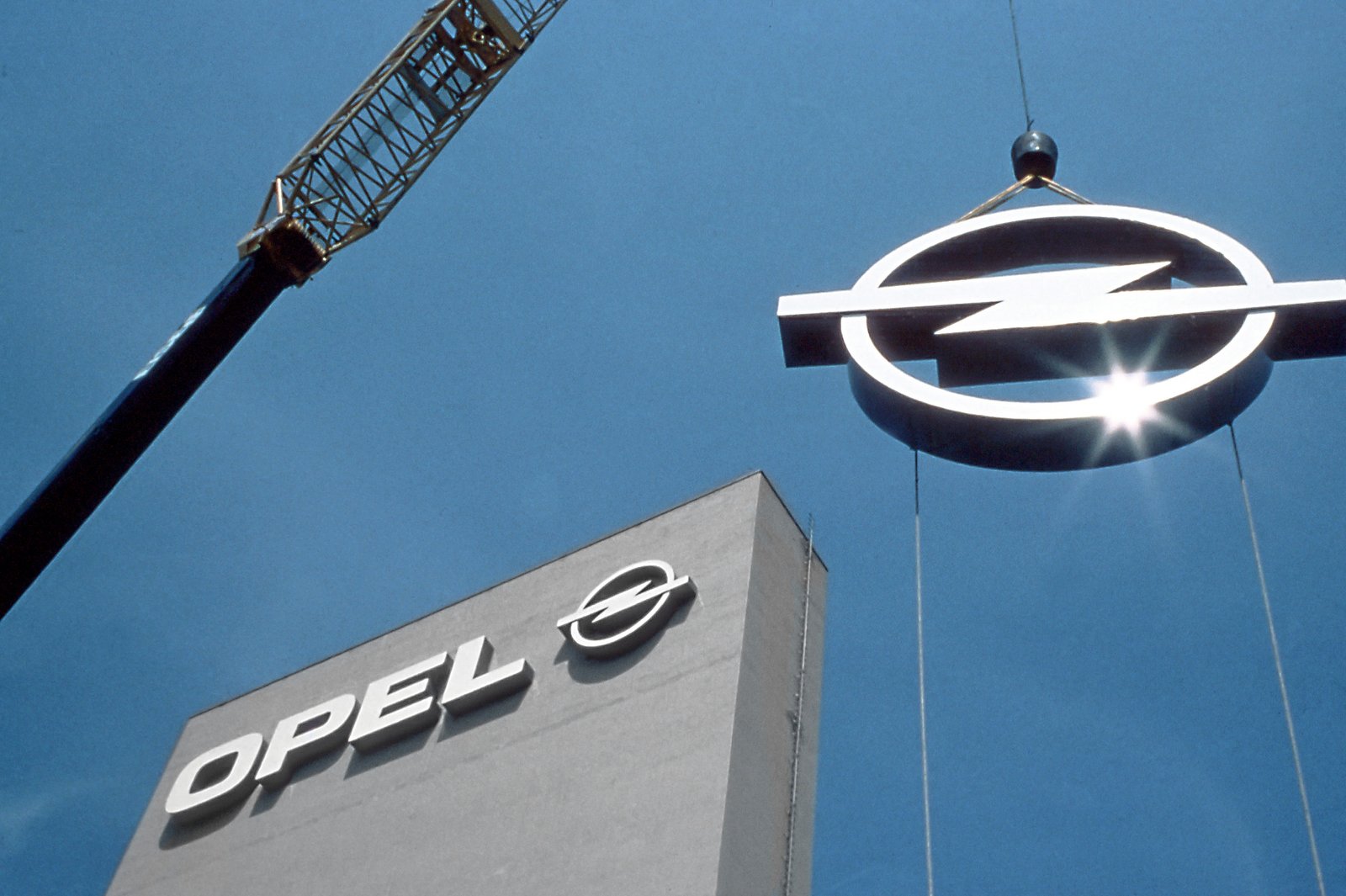  Thirty years ago, Opel opened a plant in Eisenach that stands for the most modern production conditions and the highest quality. Since then, many Opel bestsellers from the Astra to the Corsa to the ADAM have left the Thuringian factory. Today, the brand's top SUV model, the Opel Grandland, rolls off the assembly line; electrified as a plug-in hybrid with highly efficient combustion engines. 30 years of Opel in Eisenach means 30 years of pioneering spirit and automobile production in one of the most modern plants in Europe. On Saturday, September 17, Opel is inviting all families and friends of the brand to an open day, and the official ceremony that takes place beforehand will be attended by the Thuringian Prime Minister Bodo Ramelow and Opel CEO Florian Huettl.