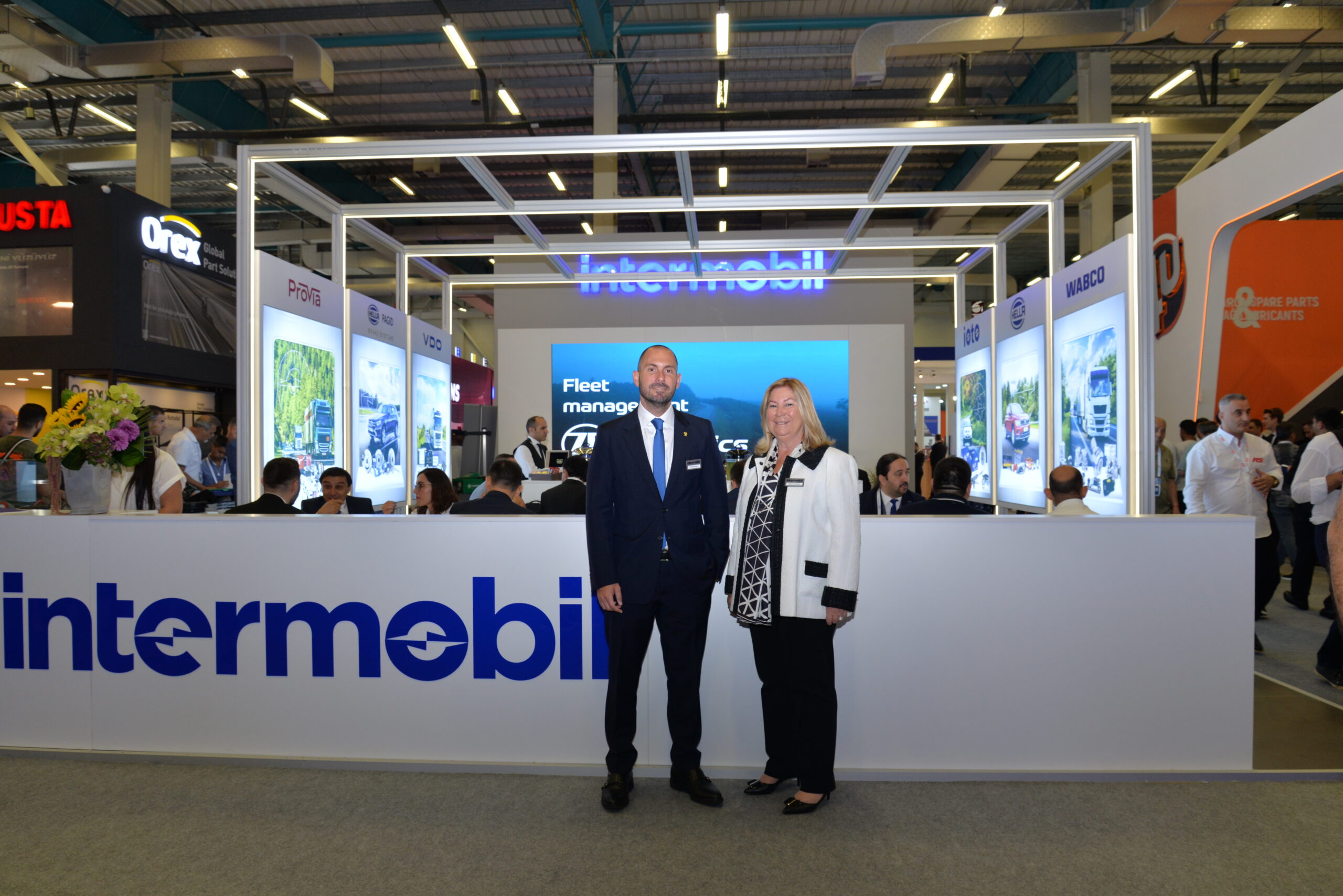 Katıldığı her fuarda bir konsept ile hareket eden İntermobil, Automechanika İstanbul 2022’de sürdürülebilirlik vurgusu yaptığı “Dünya İçin Yola Çıktık!” konseptine sahipti. İçinde bulunduğu topluma ve dünyaya sağlayacağı her türlü faydayı içinde barındıracak “Sorumluluk Almak” değerini 2019 yılında yeni bir şirket değeri olarak benimseyen İntermobil, Automechanika İstanbul 2022 fuarında sürdürülebilirlik konseptiyle yola çıkarak bu alandaki faaliyetlerine bir yenisini eklemiş oldu. İntermobil standı ziyaretçileri; emniyet ve kontrol sistemlerinde öncü WABCO’ya ait en son teknolojiyi sunan ürünleri, HELLA’nın LED farları, elektrik&elektronik ürün grubu, ampul ve silecekleri, maden sektörüne yönelik aydınlatmaları, uzmanları tarafından satış sonrası piyasası için geliştirilen ve fiyat avantajı sağlamak için ihtiyaç duyulmayan özellikler olmadan ancak kalite ve güvenlikten ödün vermeden tasarlanan ve güvenilir performans standartlarını sağlamak üzere üretilen ProVia ürünlerini, Continental’in otomotiv satış sonrası ürün ve hizmetleri pazarına ve dizel araçlara yönelik ürünlerini, VDO’nun dijital takografa yönelik en son yeniliklerini, şehir otomobillerinden beygir gücü yüksek performans otomobillerine kadar her araç sınıfı için en kusursuz fren teknolojisini sunan Hella Pagid Brake Systems fren balatalarını ve Uzak Doğu araçlarının yedek parçalarına yönelik OEM ve OES üreticilerinin tercih ettiği yüksek teknolojiye sahip fabrikalarda üretilen ioto ürünlerini inceleme fırsatına sahip oldu. İntermobil’in servislere özel olarak tasarladığı arıza tespit sistemleri ve servis ekipmanları konusunda profesyonelleşen birimi “İntermobil Teknoloji” de İntermobil standında her zaman olduğu gibi ziyaretçileriyle buluştu. Binek araçlara yönelik diyagnostik sistemler sunan Hella Gutmann’ın garaj ekipmanları ve diyagnostik cihazları, WabcoWürth’ün tüm ticari araçlara yönelik özel cihazı W-EASY BOX ve daha birçok servis ekipmanı ile ilgili ziyaretçilere ayrıntılı bilgi aktarımı yapıldı. Ayrıca İntermobil’in fuar alanında bulunamayan takipçileri İntermobil’in sosyal medya hesaplarında yaptığı sürekli paylaşımlar ve Benzin TV Kurucusu ve dijital içerik üreticisi Burak Ertem’in İntermobil standından yaptığı canlı yayınlar ile fuardaki gelişmelerden haberdar olma şansını yakaladılar.