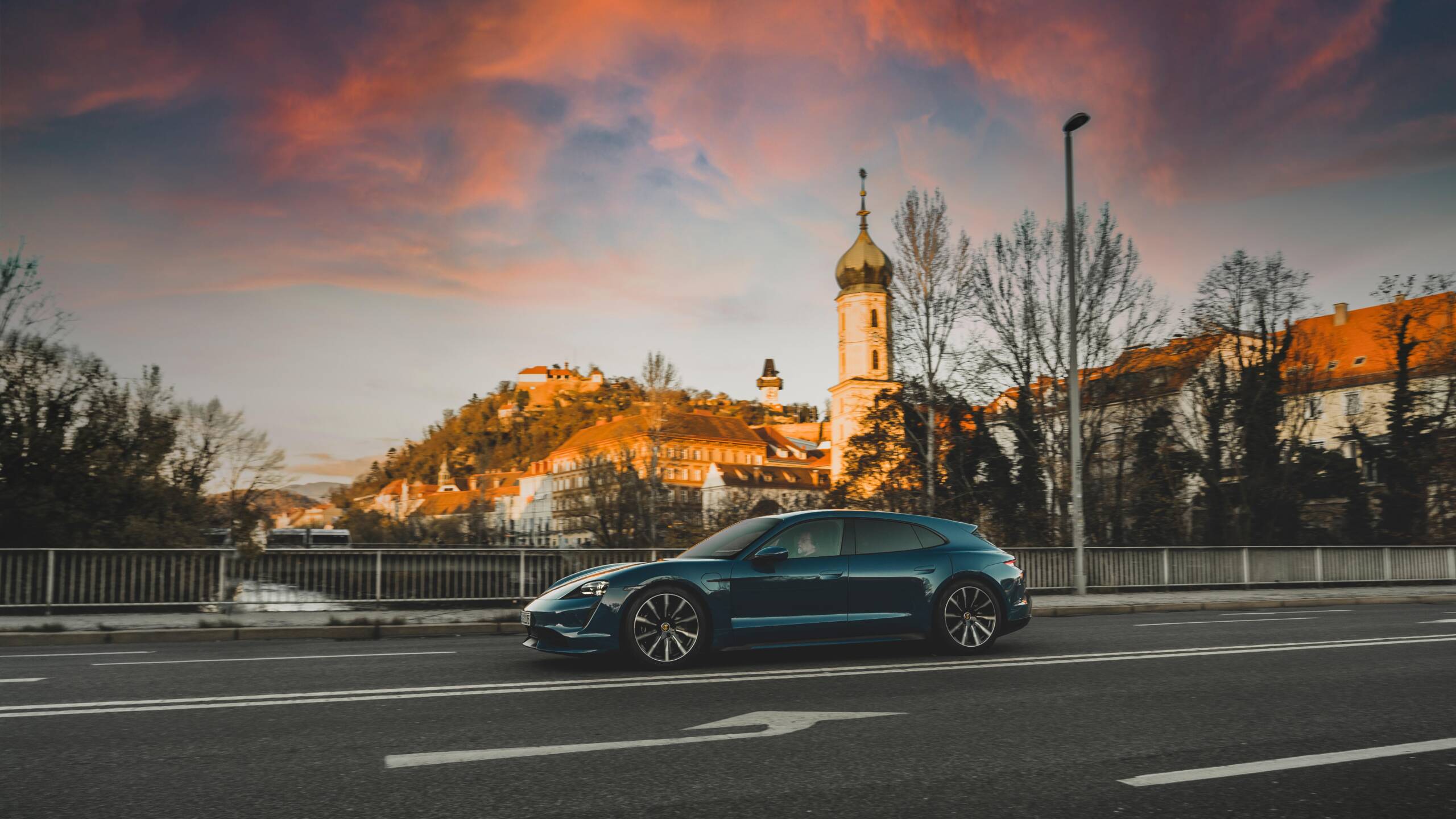 Time for electric mobility Bitsche always keeps an eye on the time and reaches the Graz city center in his Taycan Turbo Sport Turismo just before sunset, passing the iconic clock tower rising high above the rooftops in the old town. After a good six hours, 670 kilometers, and two charging stops, the Porsche engineer has reached his destination. He chooses his favorite music for this moment, The Well-Tempered Clavier by Johann Sebastian Bach. “I may have arrived half an hour sooner with an internal combustion engine,” says Bitsche, pondering. “But the drive wouldn’t have been this quiet and relaxing. It’s high time for electric mobility.” Arrival at Long Last Barbara Frenkel and Karl Dums have been airborne for nearly 24 hours, having flown to the other side of the world, and have landed safely at Aeropuerto Internacional Presidente Carlos Ibáñez del Campo, as the airport is officially called. It’s December and Christmas is just around the corner.