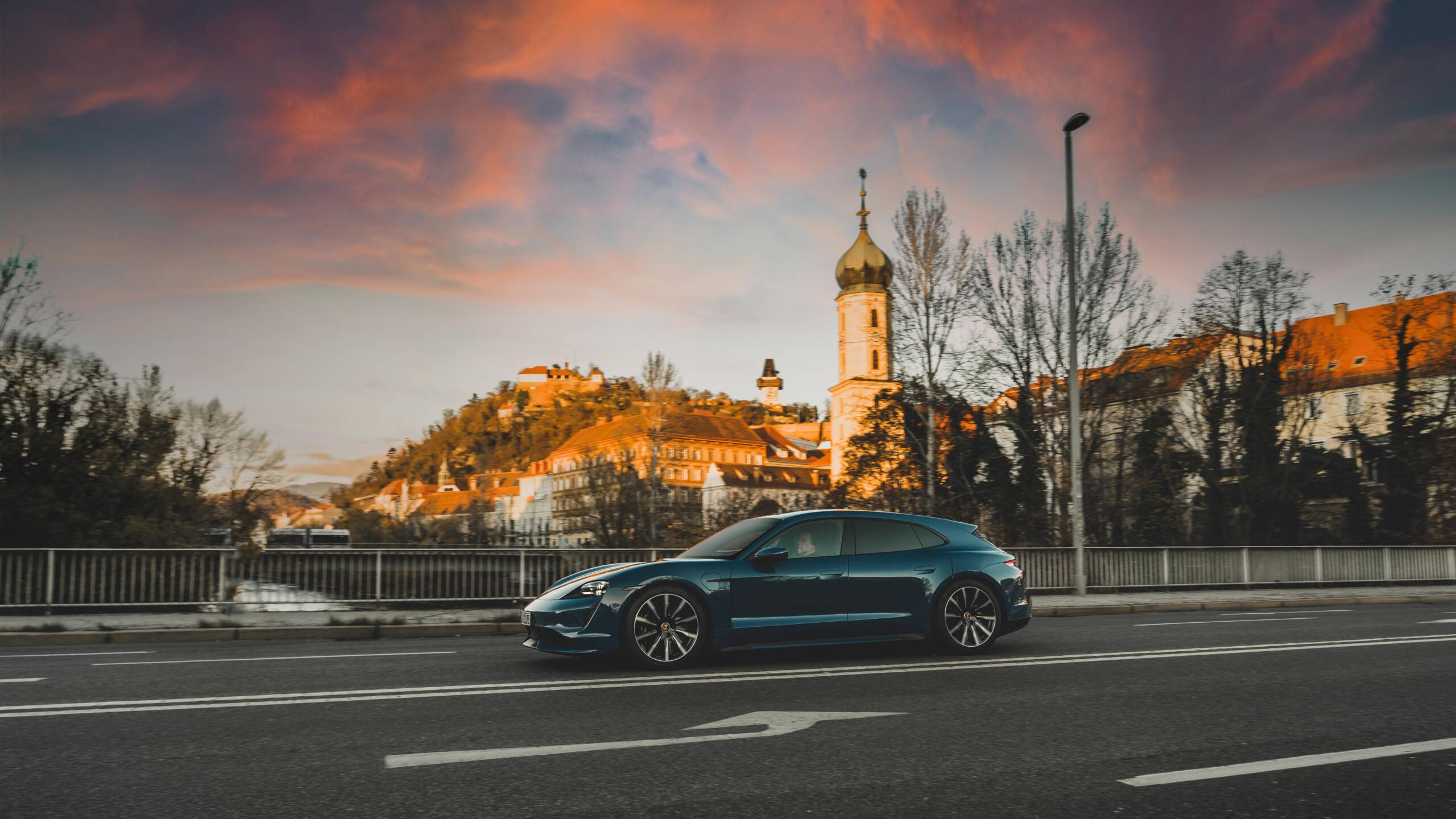 Time for electric mobility Bitsche always keeps an eye on the time and reaches the Graz city center in his Taycan Turbo Sport Turismo just before sunset, passing the iconic clock tower rising high above the rooftops in the old town. After a good six hours, 670 kilometers, and two charging stops, the Porsche engineer has reached his destination. He chooses his favorite music for this moment, The Well-Tempered Clavier by Johann Sebastian Bach. “I may have arrived half an hour sooner with an internal combustion engine,” says Bitsche, pondering. “But the drive wouldn’t have been this quiet and relaxing. It’s high time for electric mobility.” Arrival at Long Last Barbara Frenkel and Karl Dums have been airborne for nearly 24 hours, having flown to the other side of the world, and have landed safely at Aeropuerto Internacional Presidente Carlos Ibáñez del Campo, as the airport is officially called. It’s December and Christmas is just around the corner.