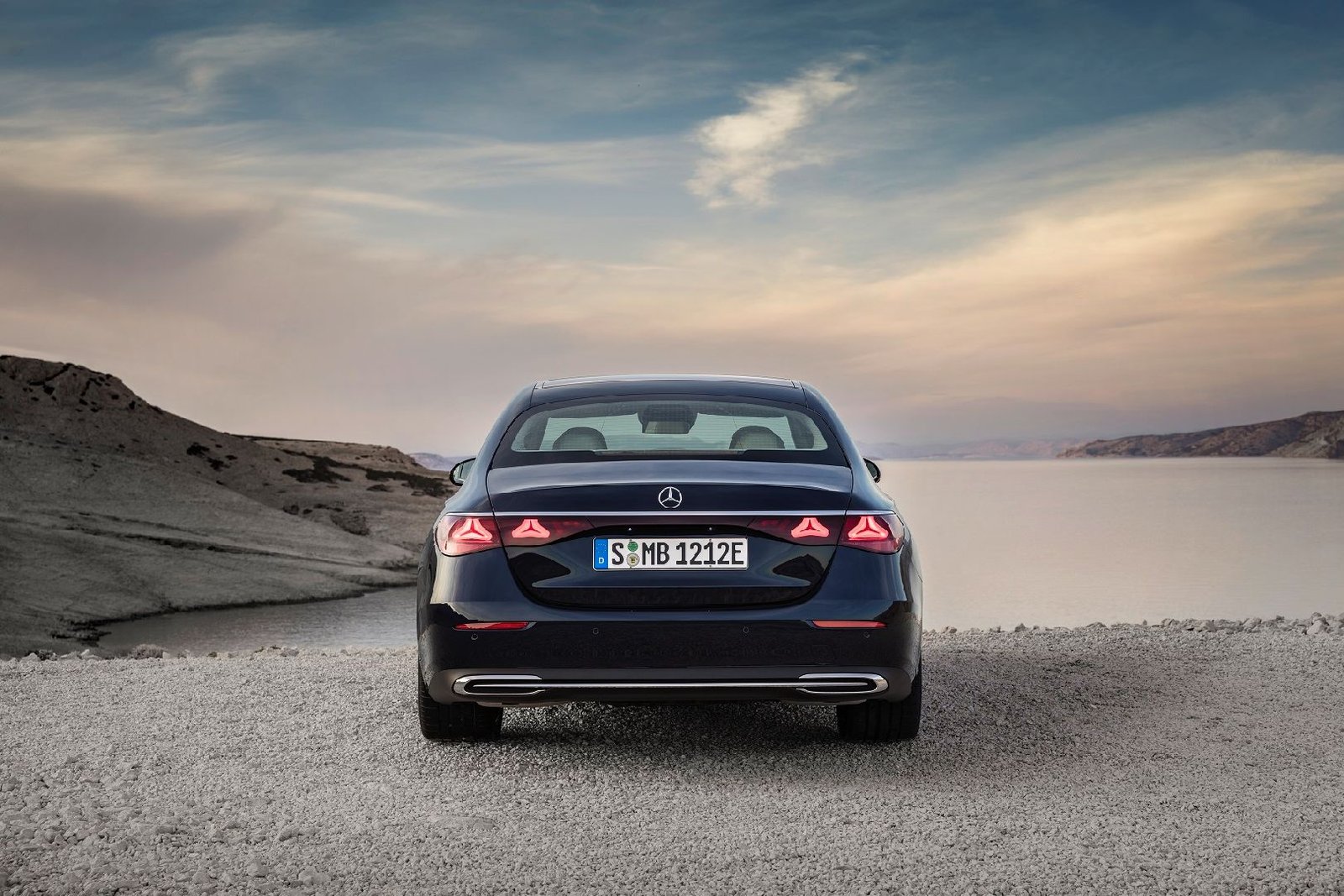 Mercedes-Benz E-Klasse, Exclusive Line; Exterieur: Nautikblau; Interieur: Leder macchiatobeige, Mittelkonsole Holz Ahorn braun offenporig aluminium lines // Mercedes-Benz E-Class Exclusive line; exterior: nautic blue; interior: leather  macchiato beige, centre console in brown open-pore maple wood with aluminium lines